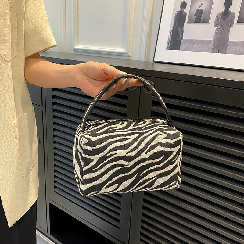 Sac de maquillage léopard de l - Luxury Skincare & Spa Reviews avis et prix